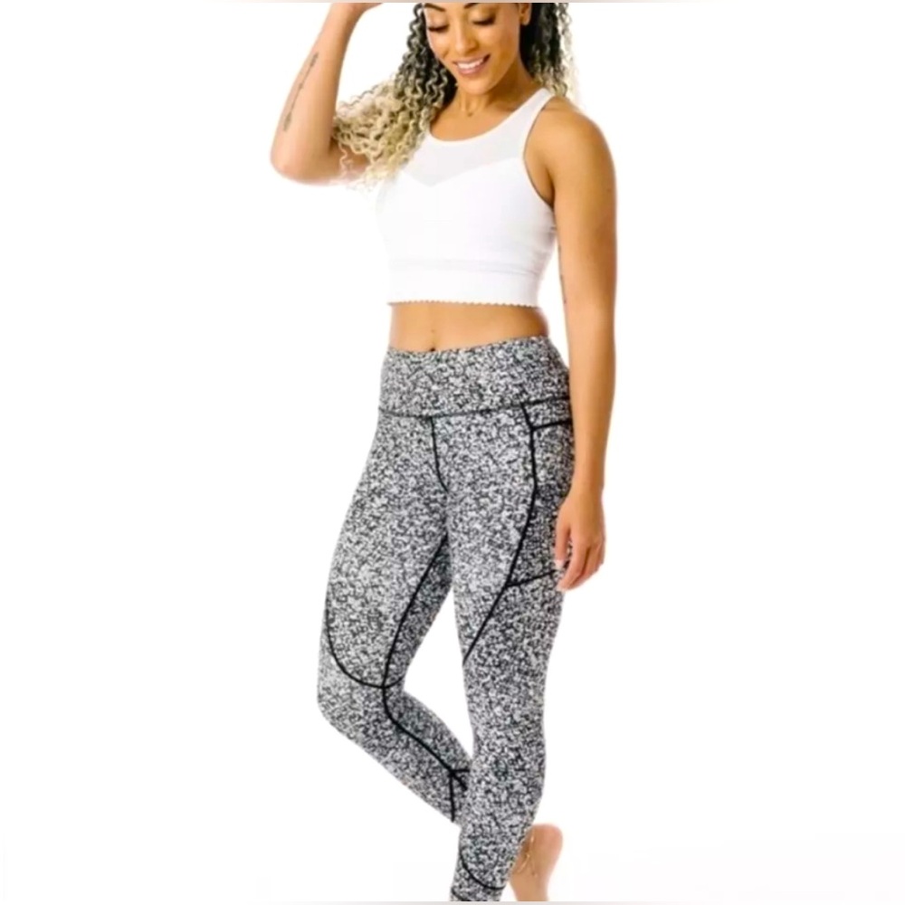 ZYIA Active Black and‎ White Mosaic Pocket Soft Snug High Rise Leggings Size 20